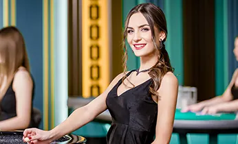 Hai võ sĩ quyền anh đang đối đầu trên võ đài